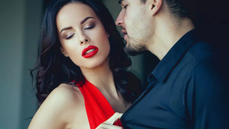 Между тези ЗОДИИ има силно привличане, но всеки живее по собствени правила