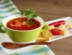 Tasty and crunchy: a recipe for soup with sun-dried tomatoes and herb croutons