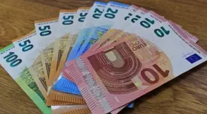 15 млн. евро пратиха емигрантите през март