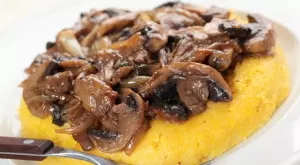 Ще си оближете пръстите: Качамак с гъби в масло