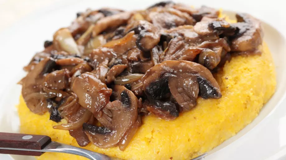 Ще си оближете пръстите: Качамак с гъби в масло