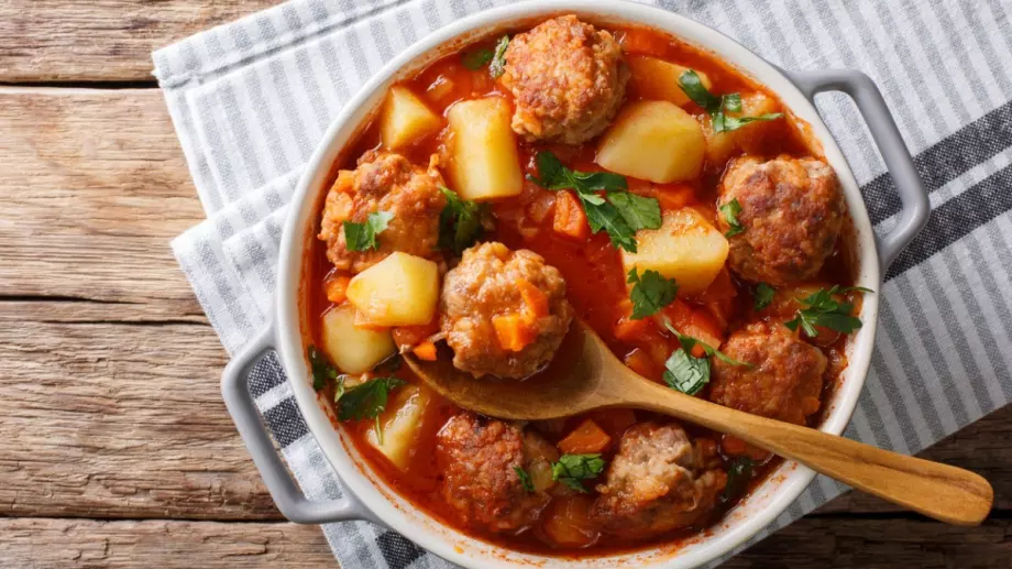 Класическа бабина рецепта за кюфтета по чирпански