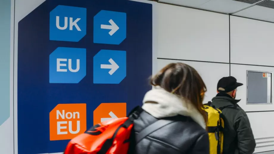 Великобритания гони европейци