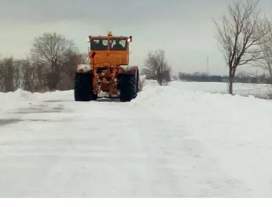 Близо 130 снегорина почистват пътищата в районите със снеговалеж