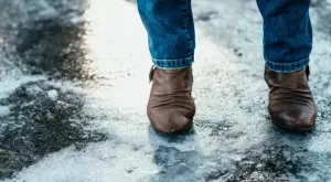 Как да ходим върху лед, без да паднем (ВИДЕО)