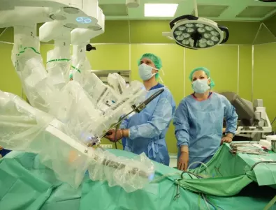 Хирурзи от четири специалности оперират с най-новото поколение робот (ВИДЕО)