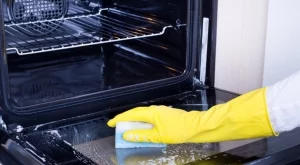 Тайната на баба за почистване на фурната без усилия и препарати