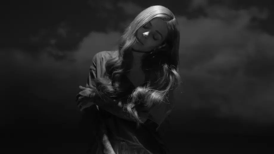 Виктория издава първия си албум