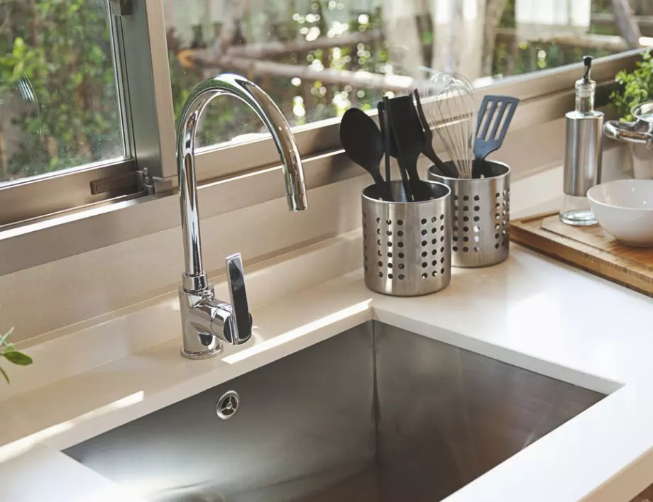 Възможно ли е да поставите кухненска мивка до прозореца: Всички плюсове и минуси