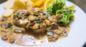 Трябва да ги опитате: Пържоли с гъбен сос