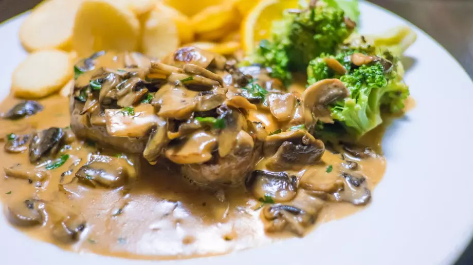 Трябва да ги опитате: Пържоли с гъбен сос