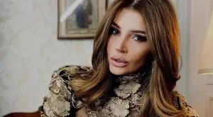 Есил Дюран остана само по шал (СНИМКИ)