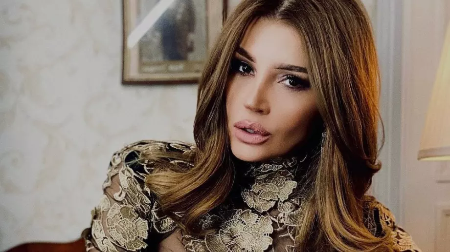 Есил Дюран остана само по шал (СНИМКИ)