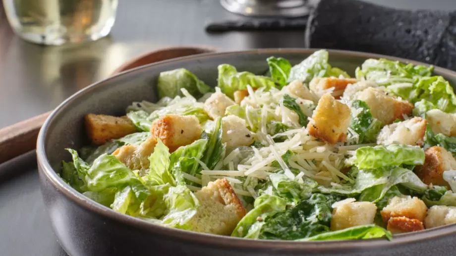 Салата Цезар с пилешки гърди у дома