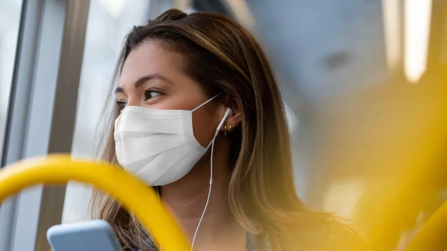 Маските отново стават задължителни на закрито