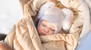 5 причини бебето да спи на открито през зимата