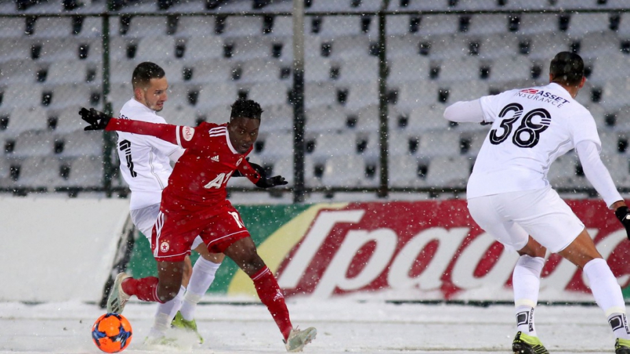 Левият бек на Брадли Мазику не бърза да напуска Българска