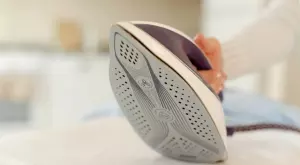 Най-ефикасният начин да почистим загоряла ютия