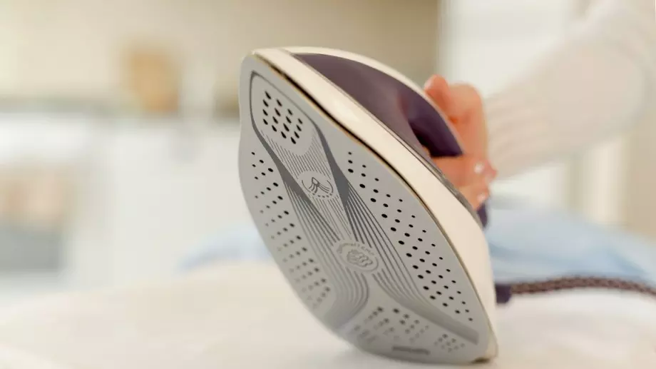 Най-ефикасният начин да почистим загоряла ютия