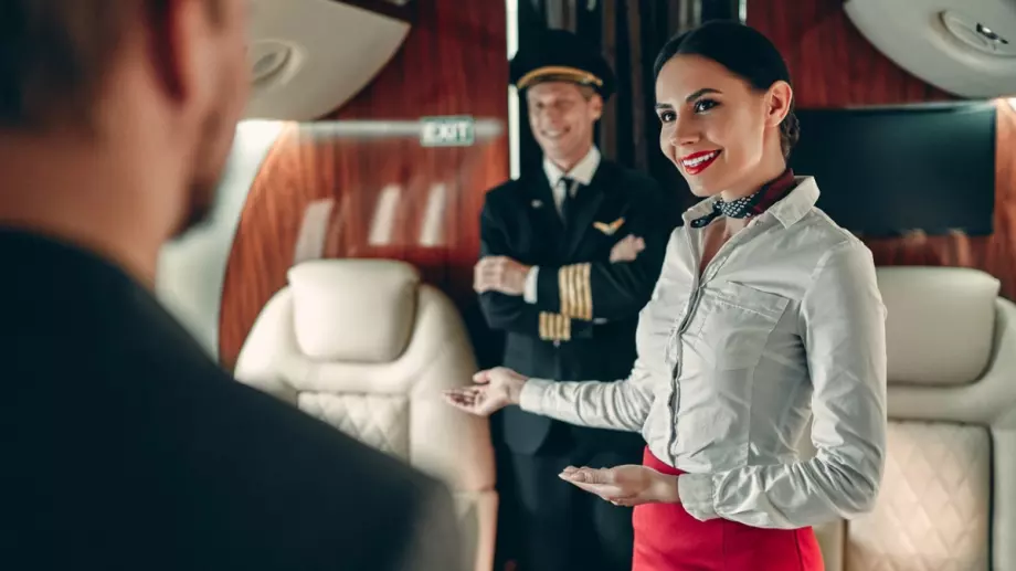 ВИДЕО: Фенове попиляха стюардеса на самолет от смях, тя не издържа