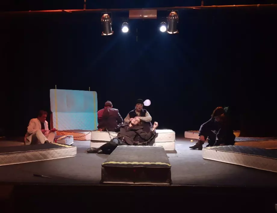 Родопският драматичен театър излиза с комедия в абсурдния жанр