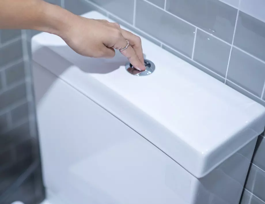 Опитните домакини използват винаги сода и оцет за почистване до блясък на тоалетната чиния
