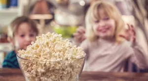 Защо деца под 4 не трябва да ядат пуканки