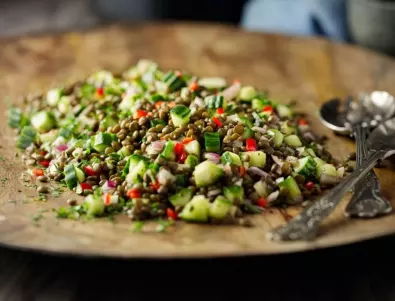 Това е лятната салата с леща и зеленчуци, от която имате нужда - ето как да я приготвите