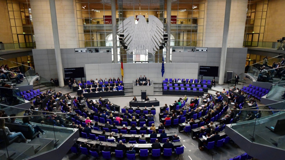 Заплатите на депутатите в Бундестага ще бъдат намалени от 1