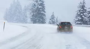 Внимание, шофьори: Риск от хлъзгави и заледени пътища в Западна България