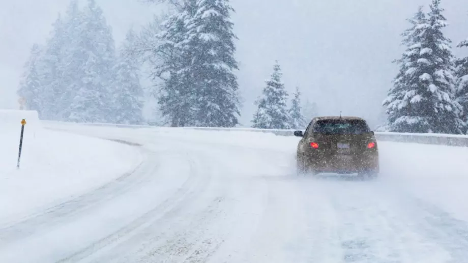 Внимание, шофьори: Риск от хлъзгави и заледени пътища в Западна България