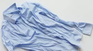 6 начина да изгладите дрехите без ютия (ВИДЕО)