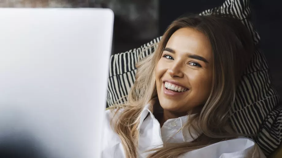 Виц за добро утро: Искам един пакет