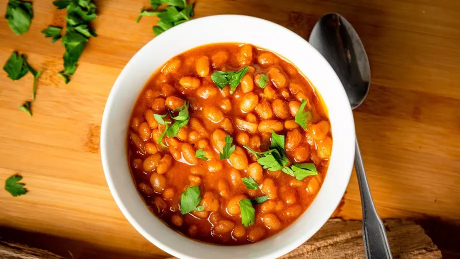 Виц на деня: Мъж обичал да си хапва боб, но криел от жена си