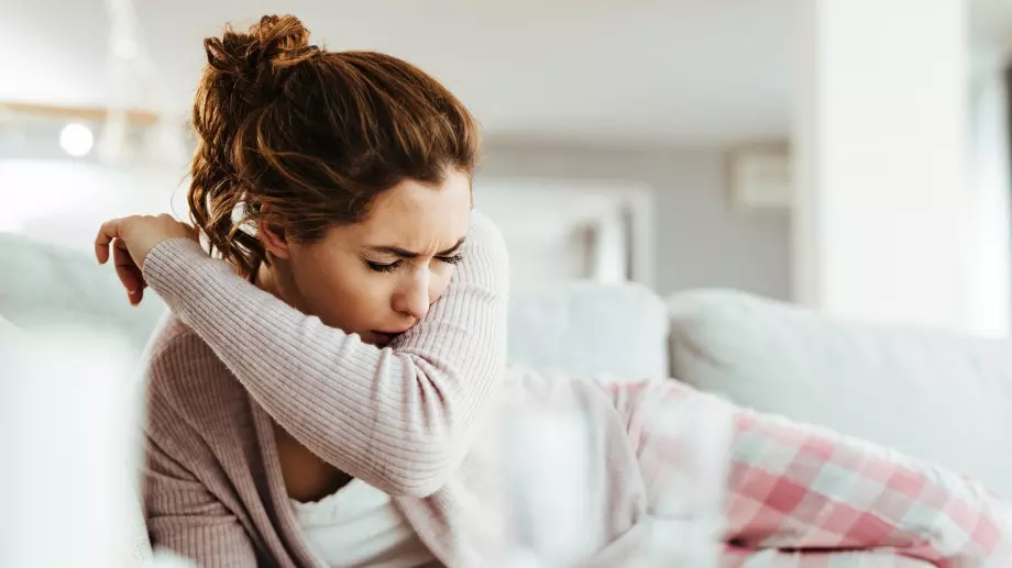 Бабини рецепти с лук и мед спират кашлицата веднага