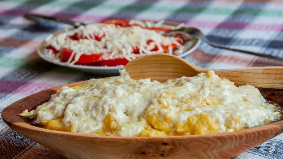 Вкусен качамак с гъби и кашкавал