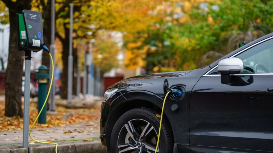 Държавата ни дава 12 000 лева, ако си купим нов електромобил