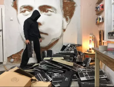 Български артист създаде портрет на Левски от 10 000 бутона на клавиатури (ВИДЕО)