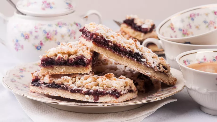 От тефтера на баба: Сладкиш със стъргано тесто и мармалад