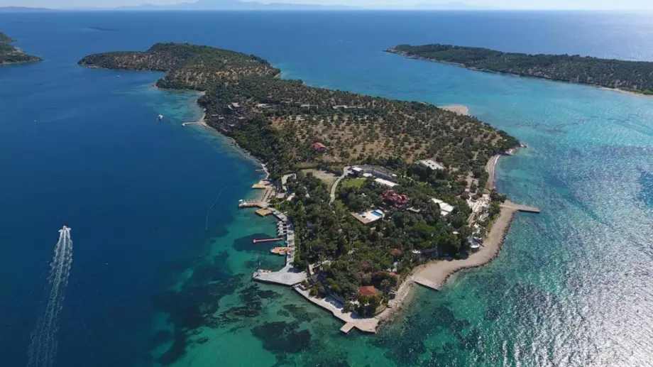 Продават за милиони част от "Егейските Малдиви"