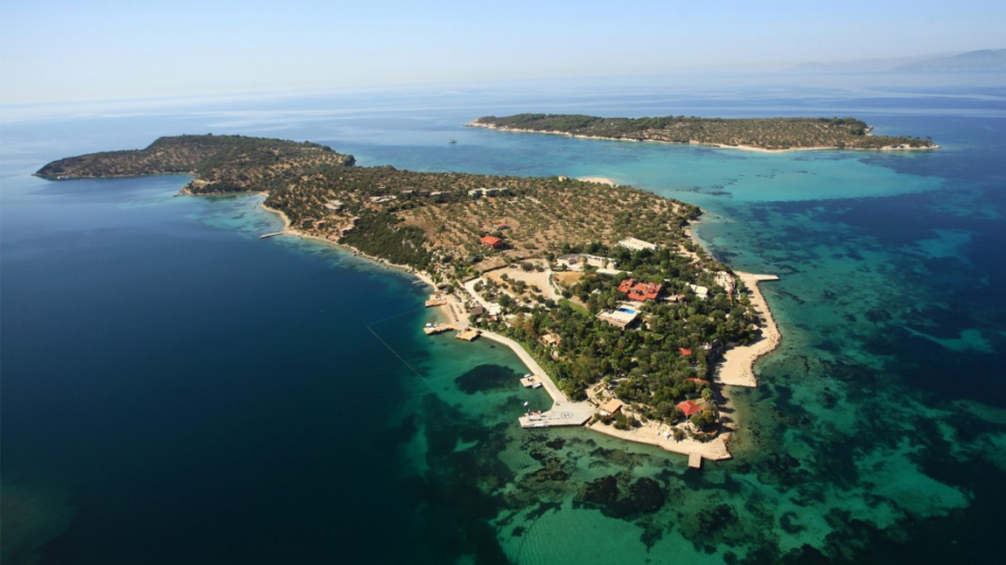 Турският остров Калем, известен като Егейските Малдиви заради тюркоазените си