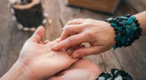 Какво означават буквите, изписани върху дланите ни