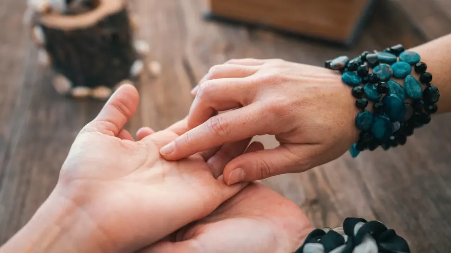 Какво означават буквите, изписани върху дланите ни