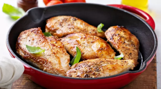 Пиле със сос от гъби и зеленчуци