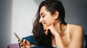 Виц за днес: Жена се обадила на любовника си