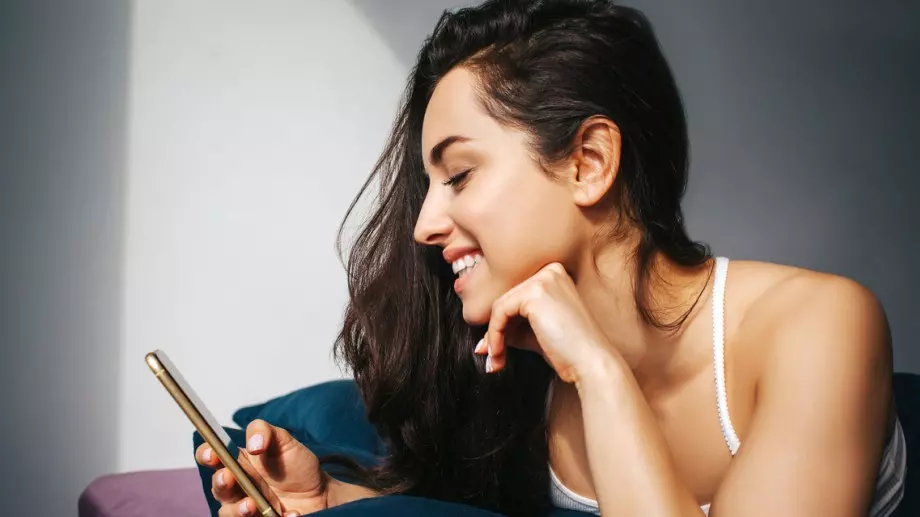 Виц за днес: Жена се обадила на любовника си