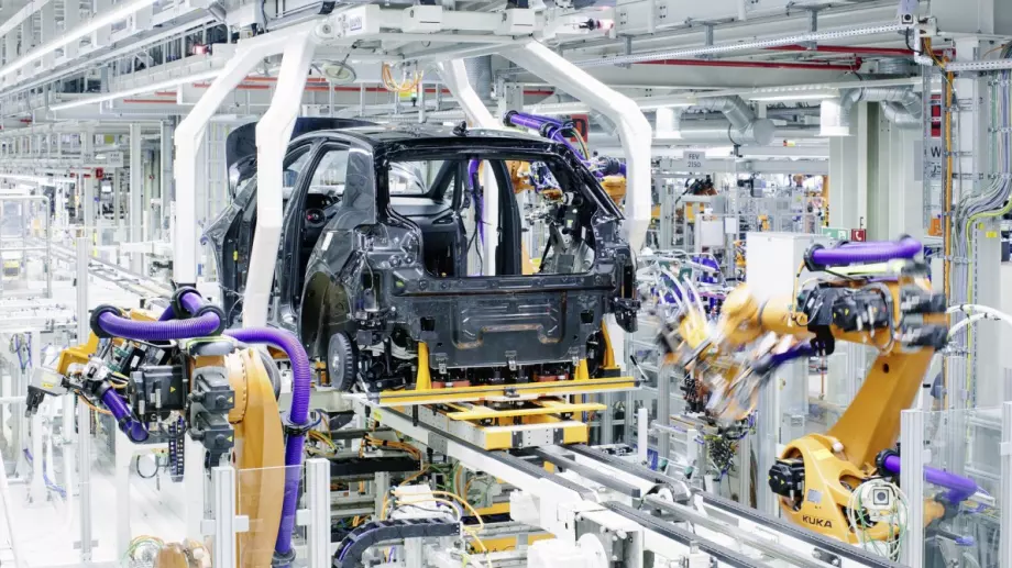 Volkswagen обучава 22 000 работници да сглобяват електромобили