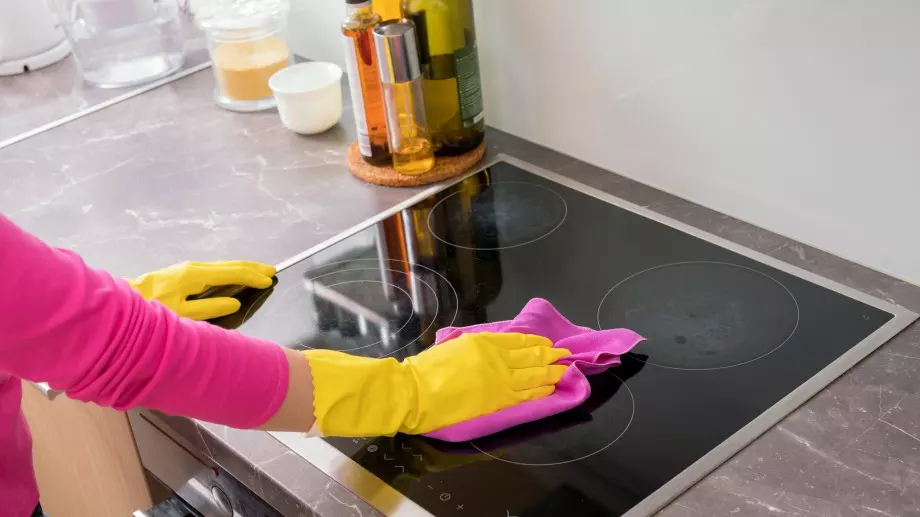 Как да чистите индукционен котлон правилно