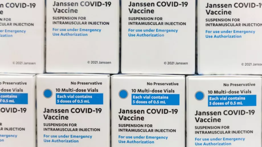 Johnson & Johnson ще забавят пускането на ваксината си в Европа, заради тромбози в САЩ 
