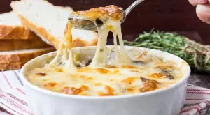 Запечени гъби с яйца и сирене